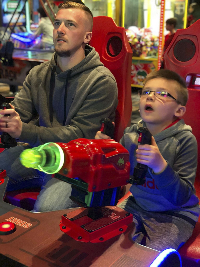 father-son-selling-snow-cones-business-emmett (19)