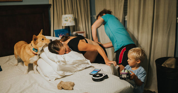 Esta madre dando a luz no se dio cuenta de que su corgi nunca se apartó de su lado, hasta que la fotógrafa le mostró estas imágenes