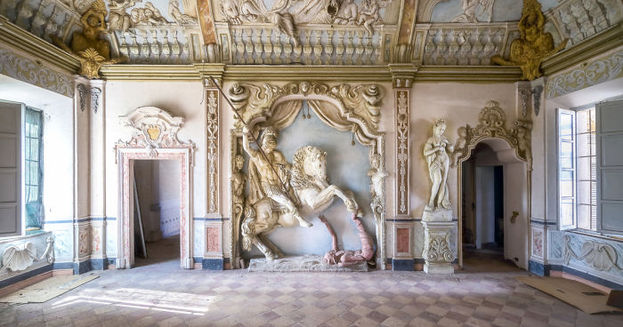 34 Beautiful Interiors In Abandoned Homes That Will Leave You Wondering What Happened