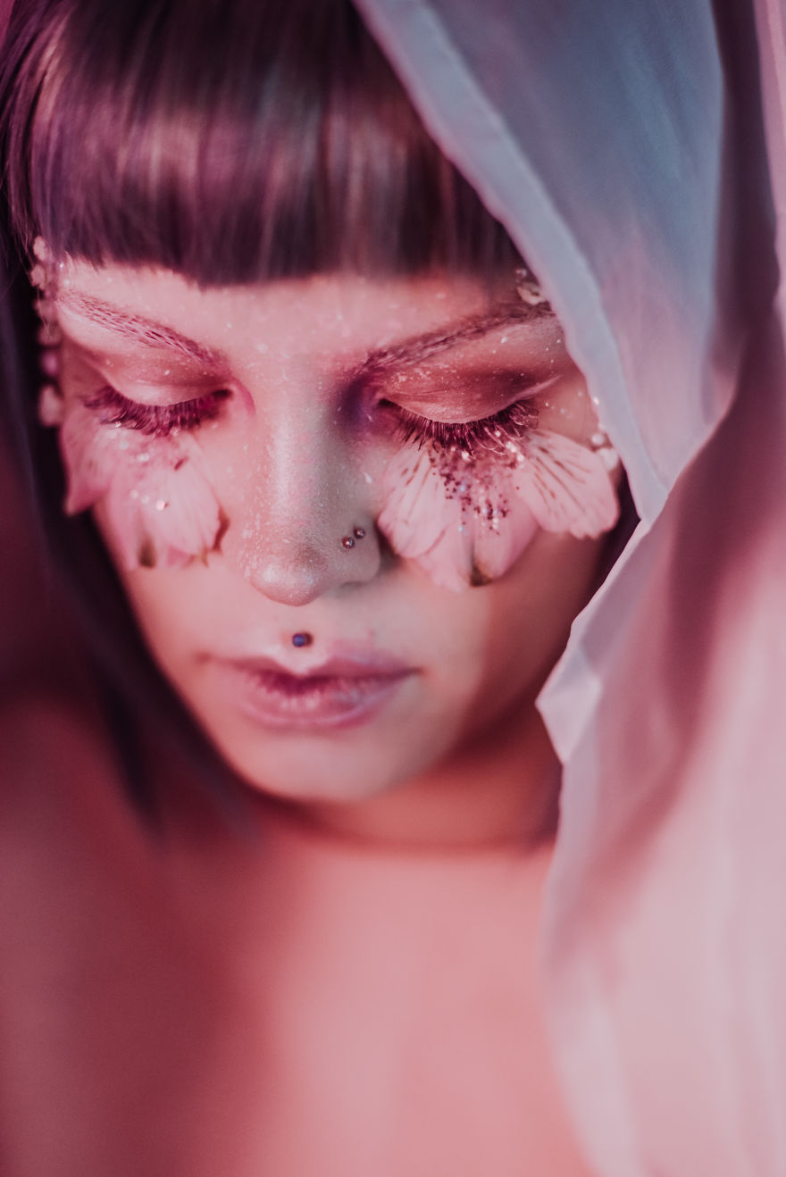 Sisters Create Intricate Makeup Portraits Using Minimum Materials Sisters Create Intricate Makeup Portraits Using Minimum Materials