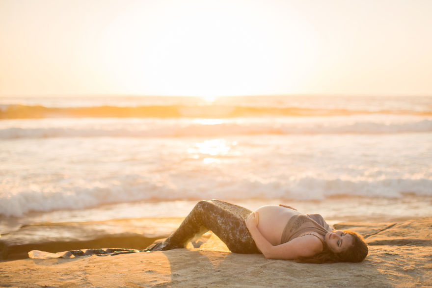 At 35 Weeks Pregnant, This Mother Turned Herself Into A Mermaid And The Results Are Glorious!