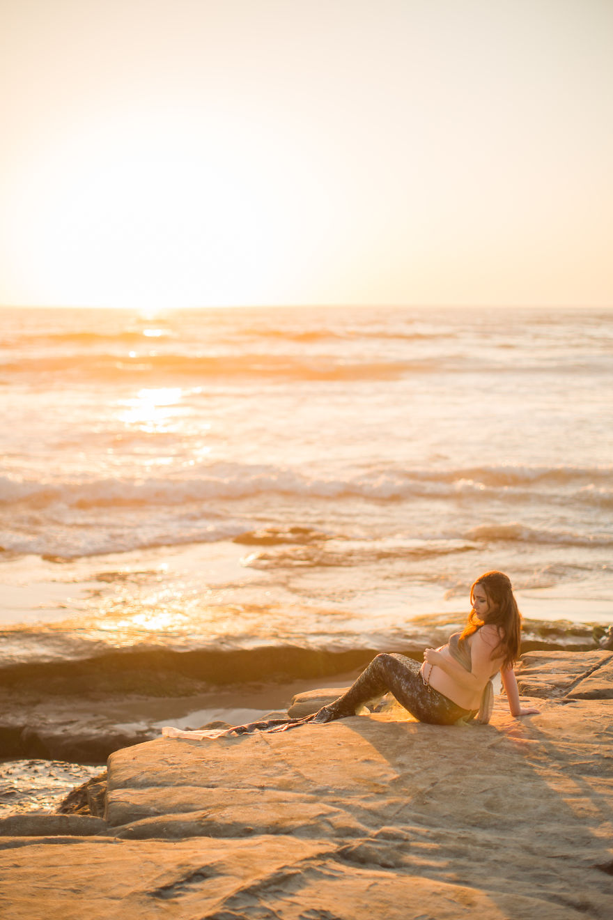 At 35 Weeks Pregnant, This Mother Turned Herself Into A Mermaid And The Results Are Glorious!