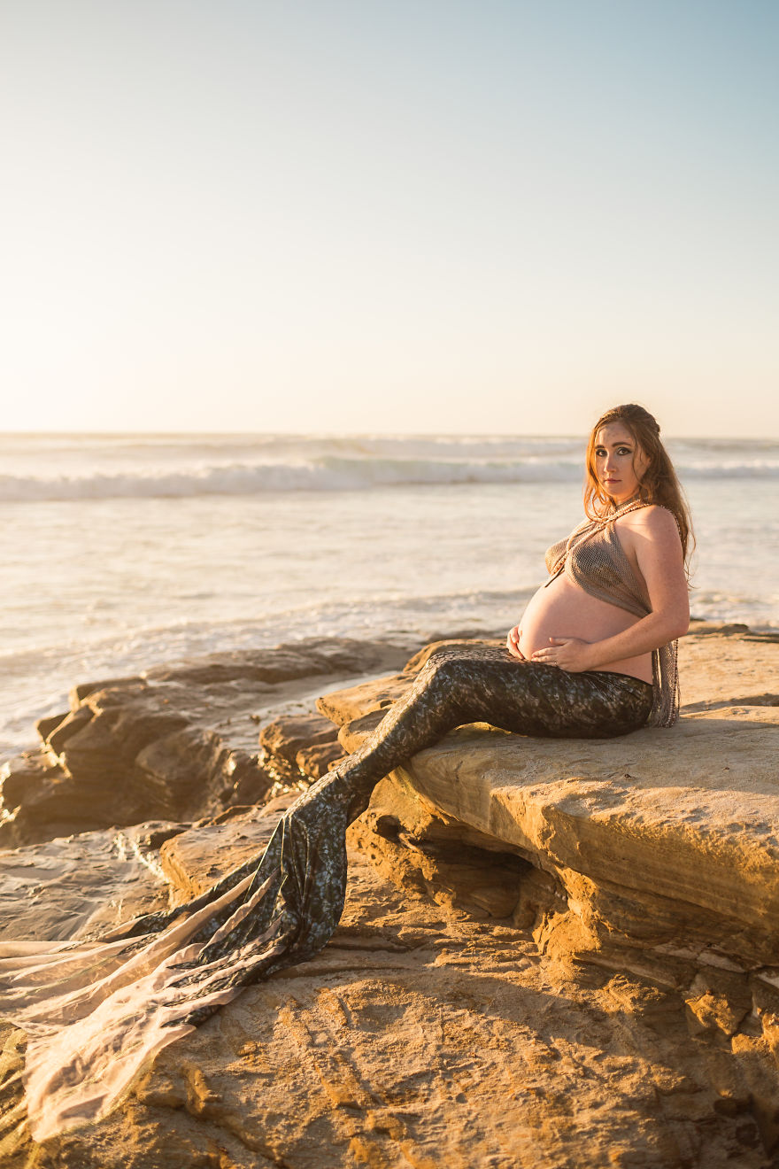 At 35 Weeks Pregnant, This Mother Turned Herself Into A Mermaid And The Results Are Glorious!