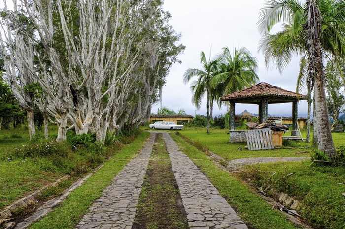 pablo-escobar-mansion-paintball-vit-medellin-columbia (4) pablo-escobar-mansion-paintball-vit-medellin-columbia (4)