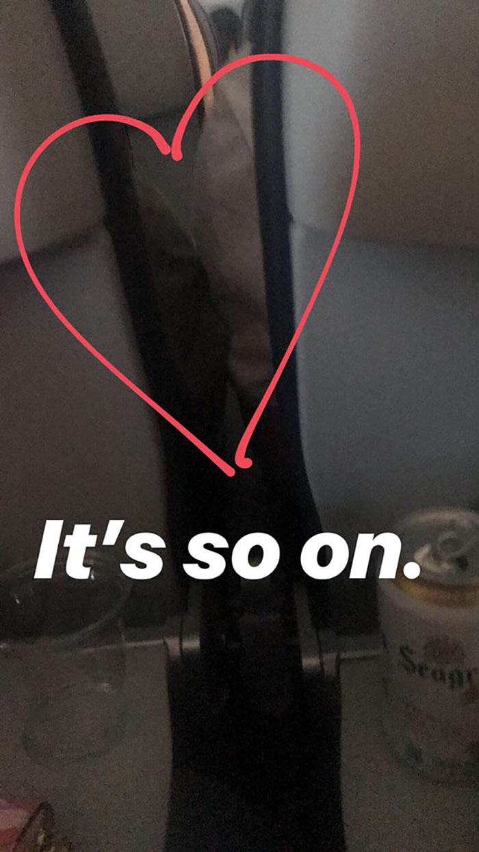 Woman Live-Tweets Two Complete Strangers Flirting On A Plane, Doesn't Expect It Would Escalate Like This Woman Live-Tweets Two Complete Strangers Flirting On A Plane, Doesn't Expect It Would Escalate Like This