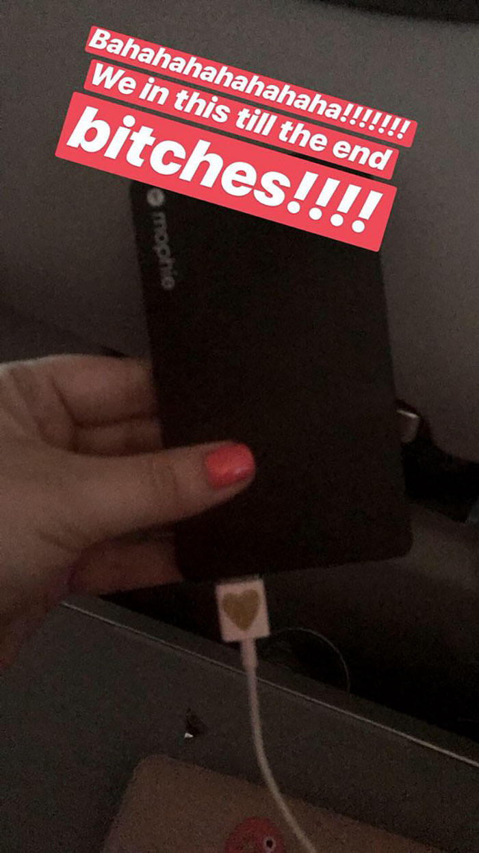 Woman Live-Tweets Two Complete Strangers Flirting On A Plane, Doesn't Expect It Would Escalate Like This Woman Live-Tweets Two Complete Strangers Flirting On A Plane, Doesn't Expect It Would Escalate Like This