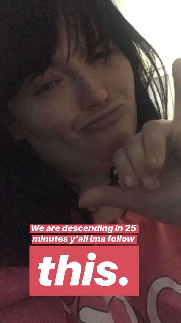 Woman Live-Tweets Two Complete Strangers Flirting On A Plane, Doesn't Expect It Would Escalate Like This Woman Live-Tweets Two Complete Strangers Flirting On A Plane, Doesn't Expect It Would Escalate Like This