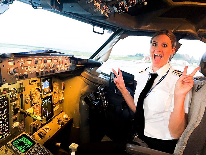 After Quitting Her Boring Job To Become A Pilot, This Woman Is Taking Over Instagram With Her Selfies