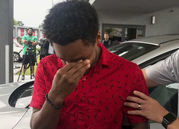 walks-first-day-work-20-miles-ceo-car-walter-carr (2)