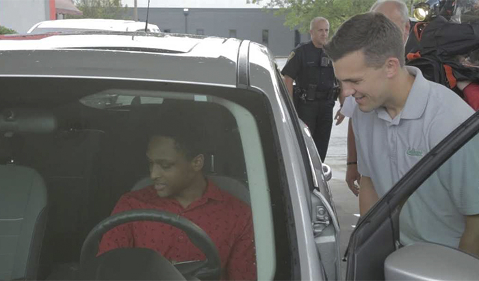 walks-first-day-work-20-miles-ceo-car-walter-carr (8)