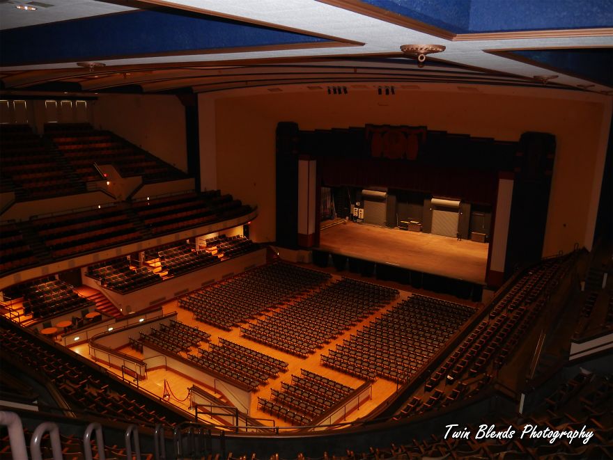 Photographers Blend The Past With The Present By Bringing Elvis Presley Back To The Spot Where He Started Photographers Blend The Past With The Present By Bringing Elvis Presley Back To The Spot Where He Started
