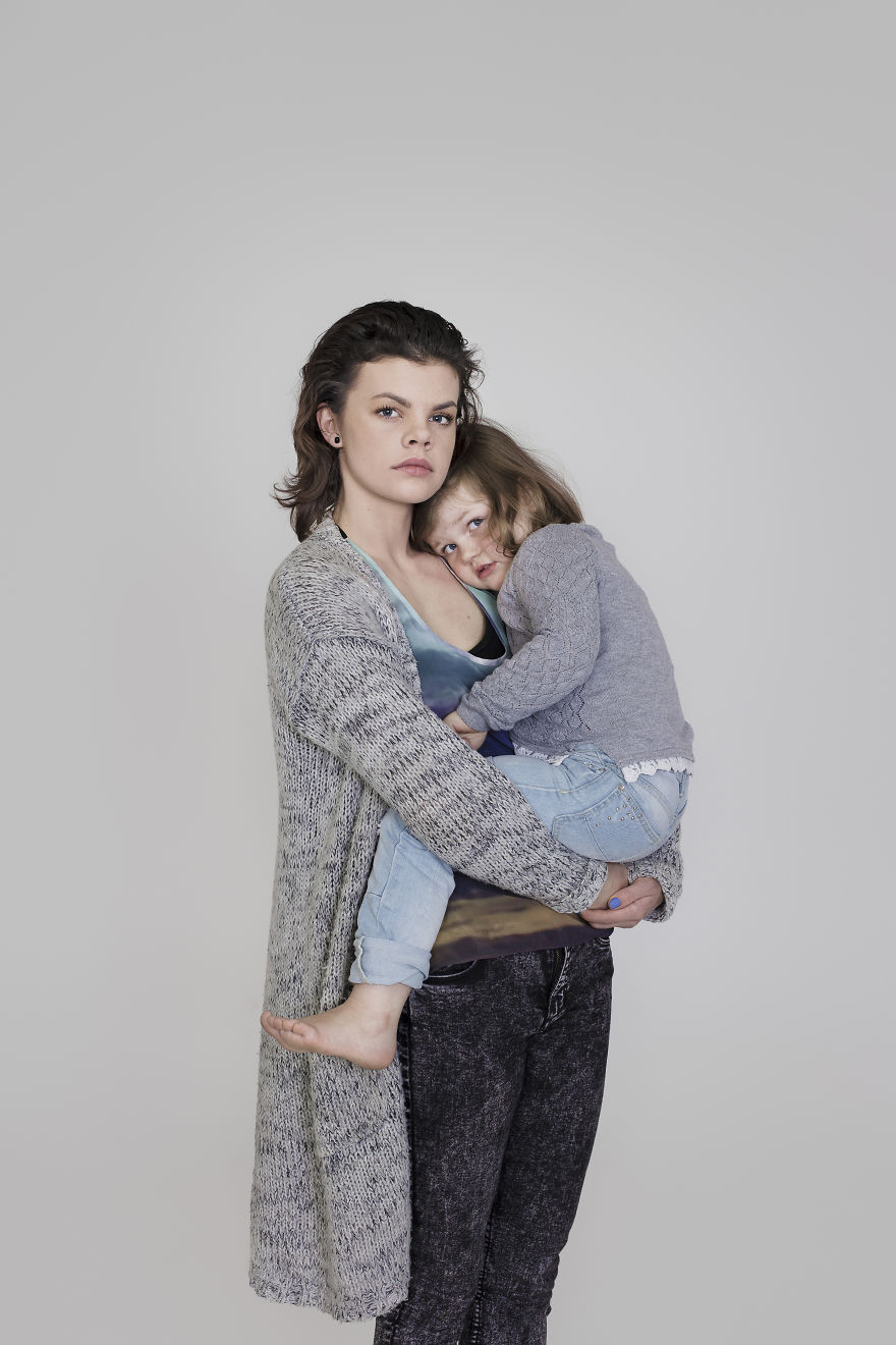 Mothers And Daughters From Iceland Pose In This Photosession And They All Have One Thing In Common