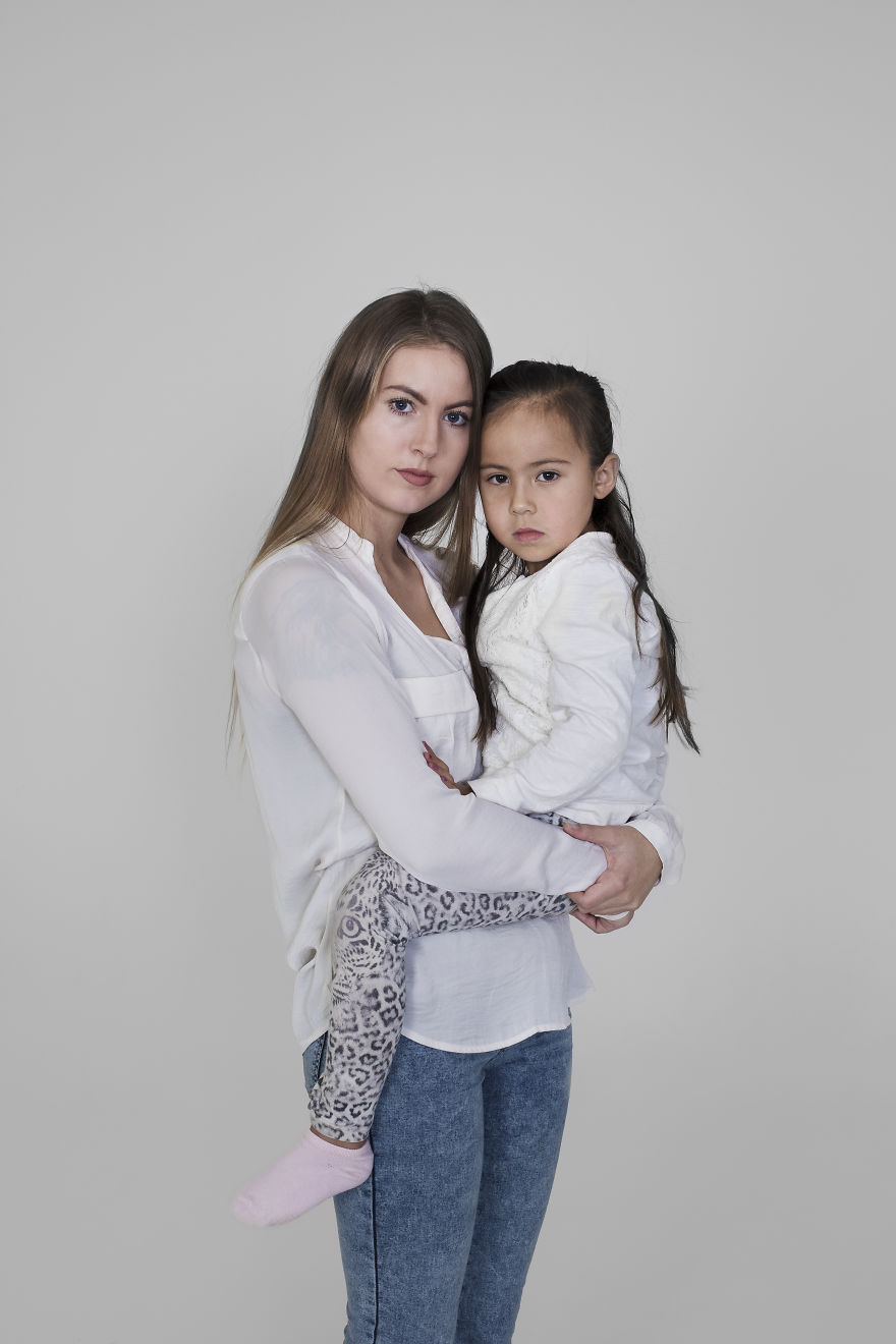 Mothers And Daughters From Iceland Pose In This Photosession And They All Have One Thing In Common
