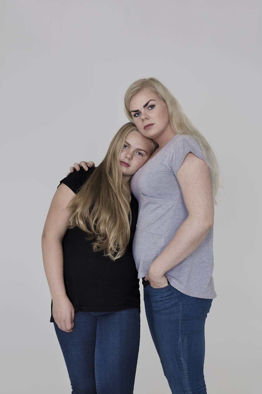 Mothers And Daughters From Iceland Pose In This Photosession And They All Have One Thing In Common