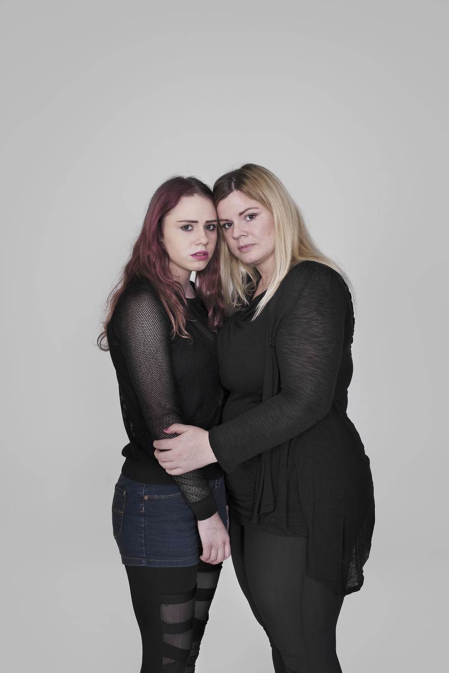 Mothers And Daughters From Iceland Pose In This Photosession And They All Have One Thing In Common