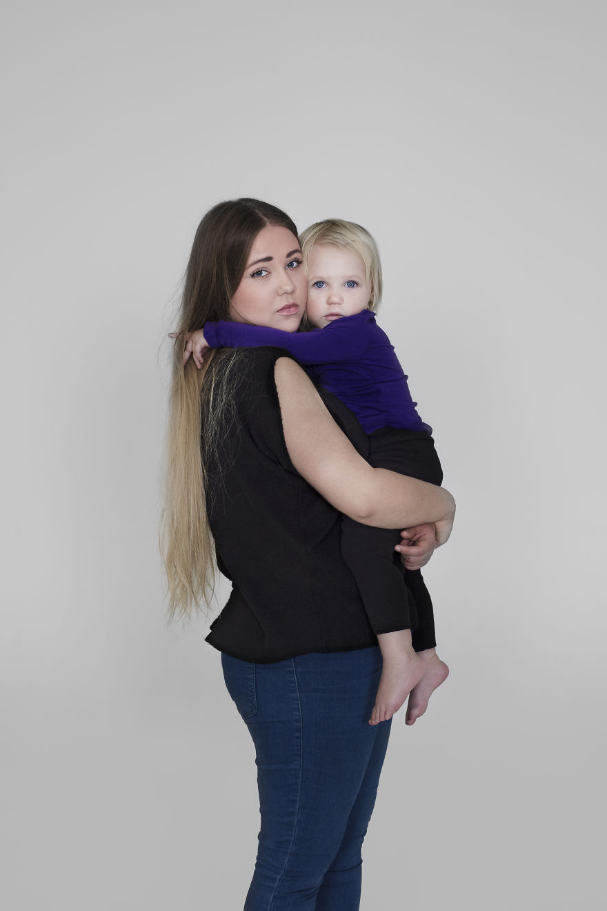 Mothers And Daughters From Iceland Pose In This Photosession And They All Have One Thing In Common