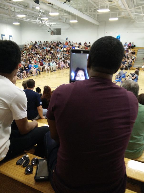 This Lady Facetiming And Driving So She Can See Her 8th Grader's Award Ceremony