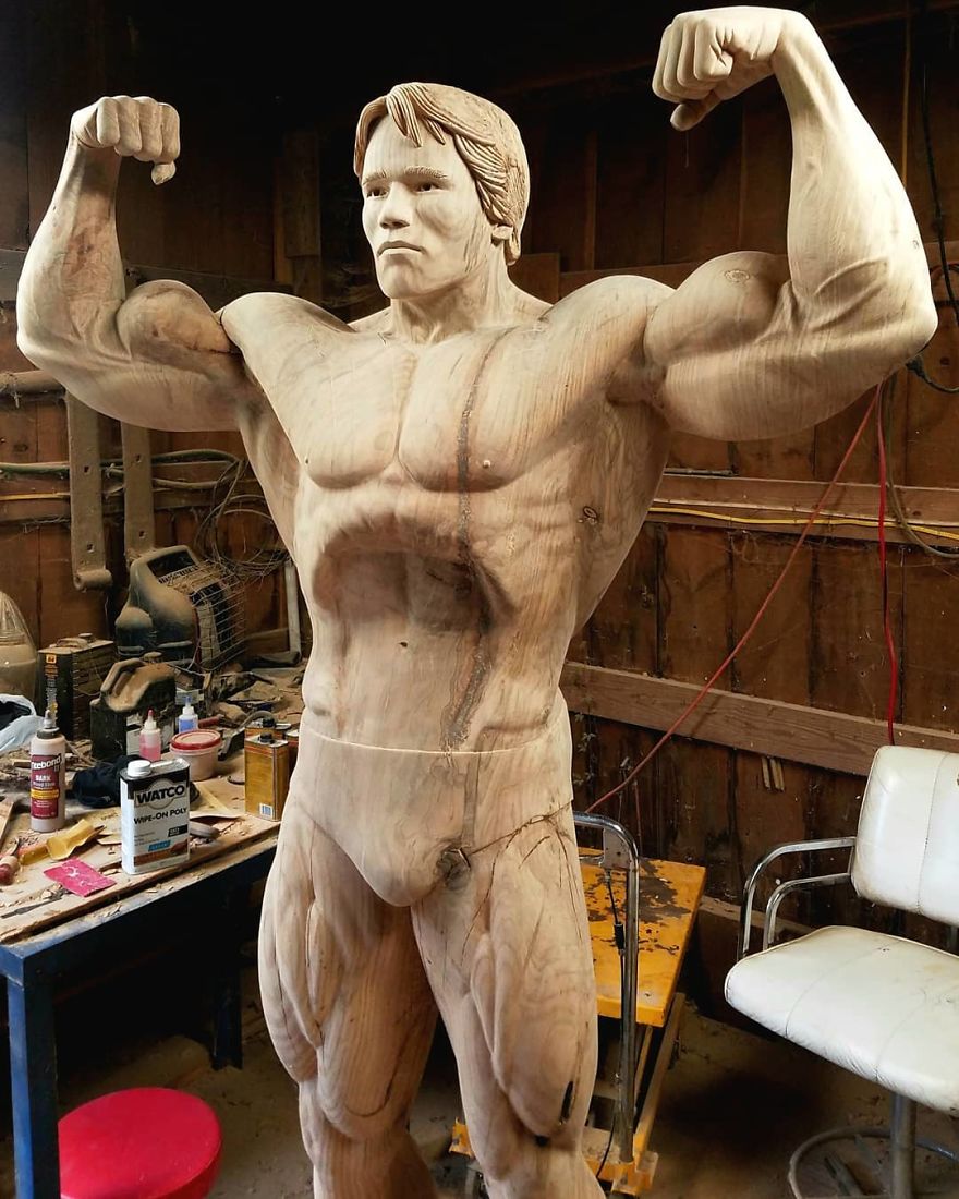 Sculptor Creates A Life-Size Statue Of Arnold Schwarzenegger Out Of Tree Trunk