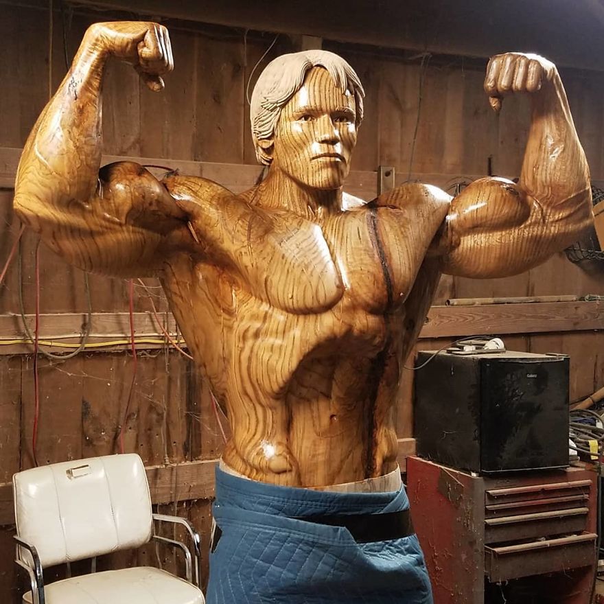 Sculptor Creates A Life-Size Statue Of Arnold Schwarzenegger Out Of Tree Trunk