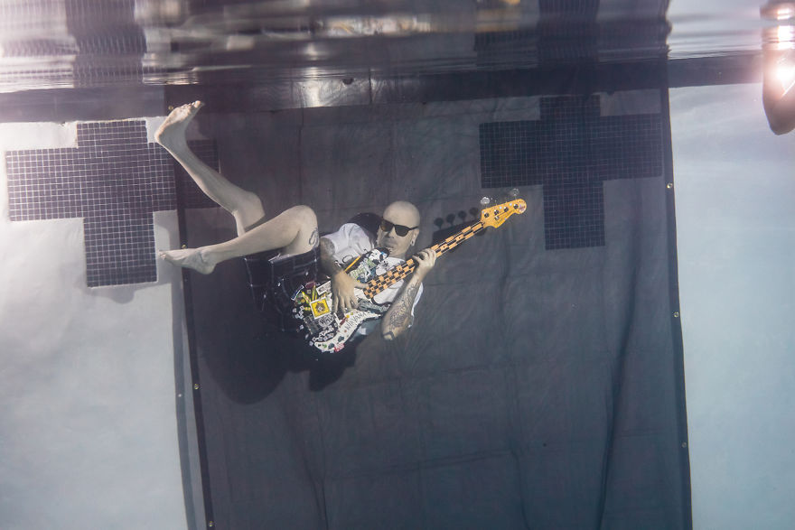 Photographer Creates Epic Band Shot By Taking The Group Underwater Photographer Creates Epic Band Shot By Taking The Group Underwater
