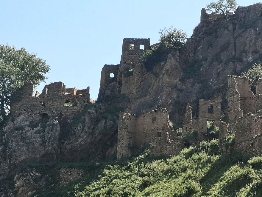 There&rsquo;s A Spooky Abandoned Village On A Mountaintop In Dagestan And I Visited It