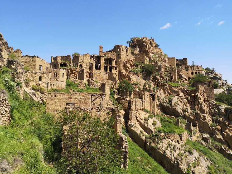 There&rsquo;s A Spooky Abandoned Village On A Mountaintop In Dagestan And I Visited It