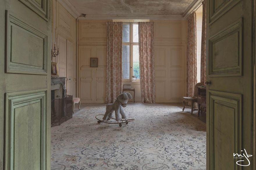 I Photographed Hundreds Of Abandoned Buildings And Tell Their Secrets