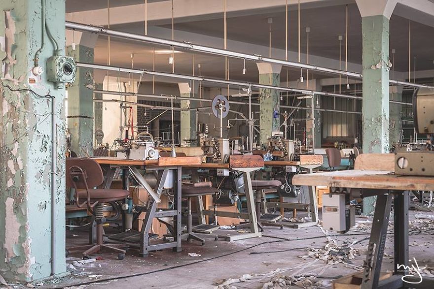 I Photographed Hundreds Of Abandoned Buildings And Tell Their Secrets