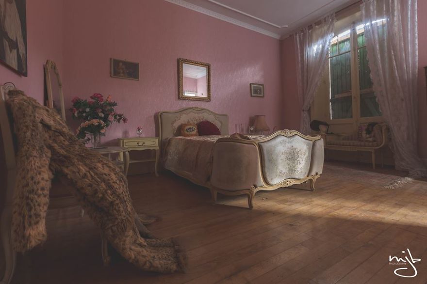 I Photographed Hundreds Of Abandoned Buildings And Tell Their Secrets