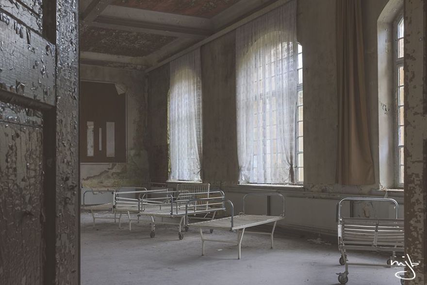 I Photographed Hundreds Of Abandoned Buildings And Tell Their Secrets