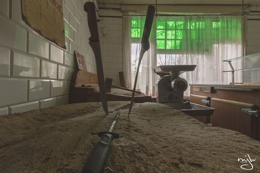 I Photographed Hundreds Of Abandoned Buildings And Tell Their Secrets