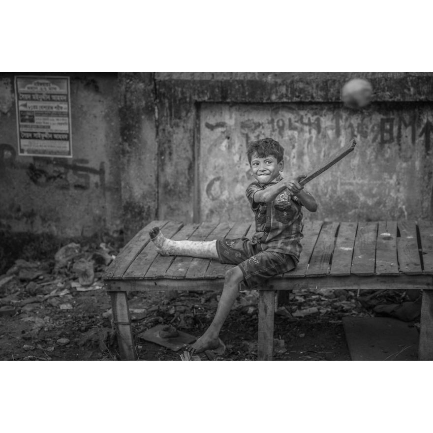 “Live Along Track” By Mei Guo, China (2nd Place In The Documentary & Street Category)