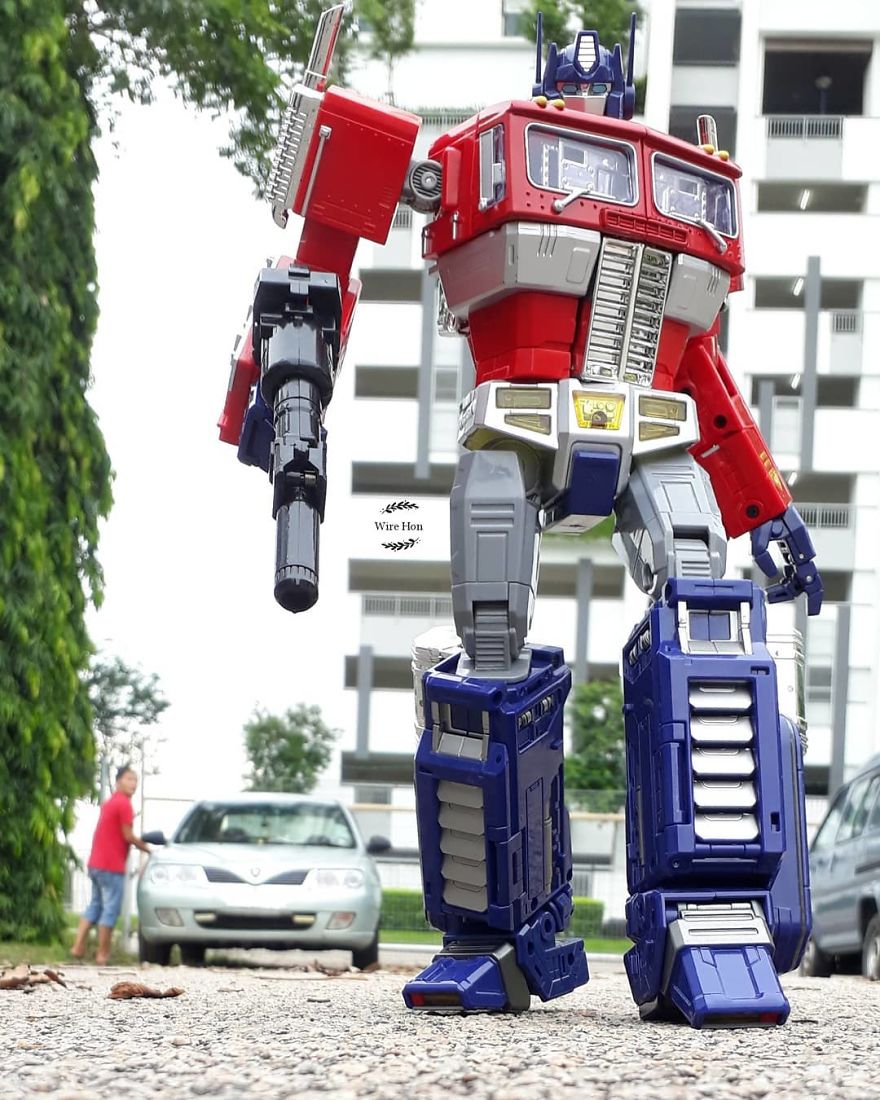 With Just One Smartphone, Man Makes Incredible Pictures Of Him With Toy Superheroes Using Perspective