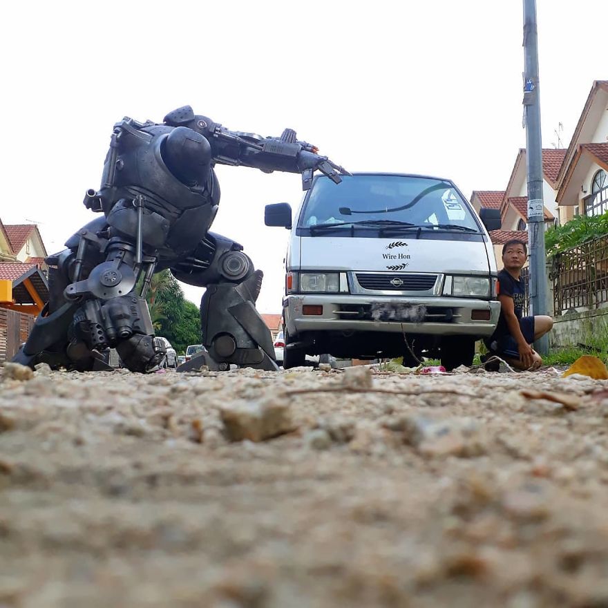 With Just One Smartphone, Man Makes Incredible Pictures Of Him With Toy Superheroes Using Perspective