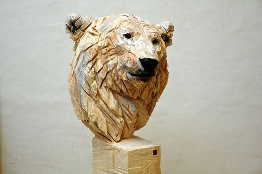 Artist Uses A Chainsaw To Transform Wood Into Stunning Sculptures