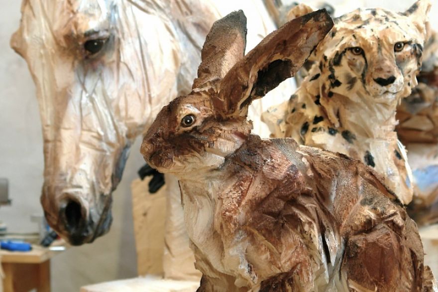 Artist Uses A Chainsaw To Transform Wood Into Stunning Sculptures Artist Uses A Chainsaw To Transform Wood Into Stunning Sculptures