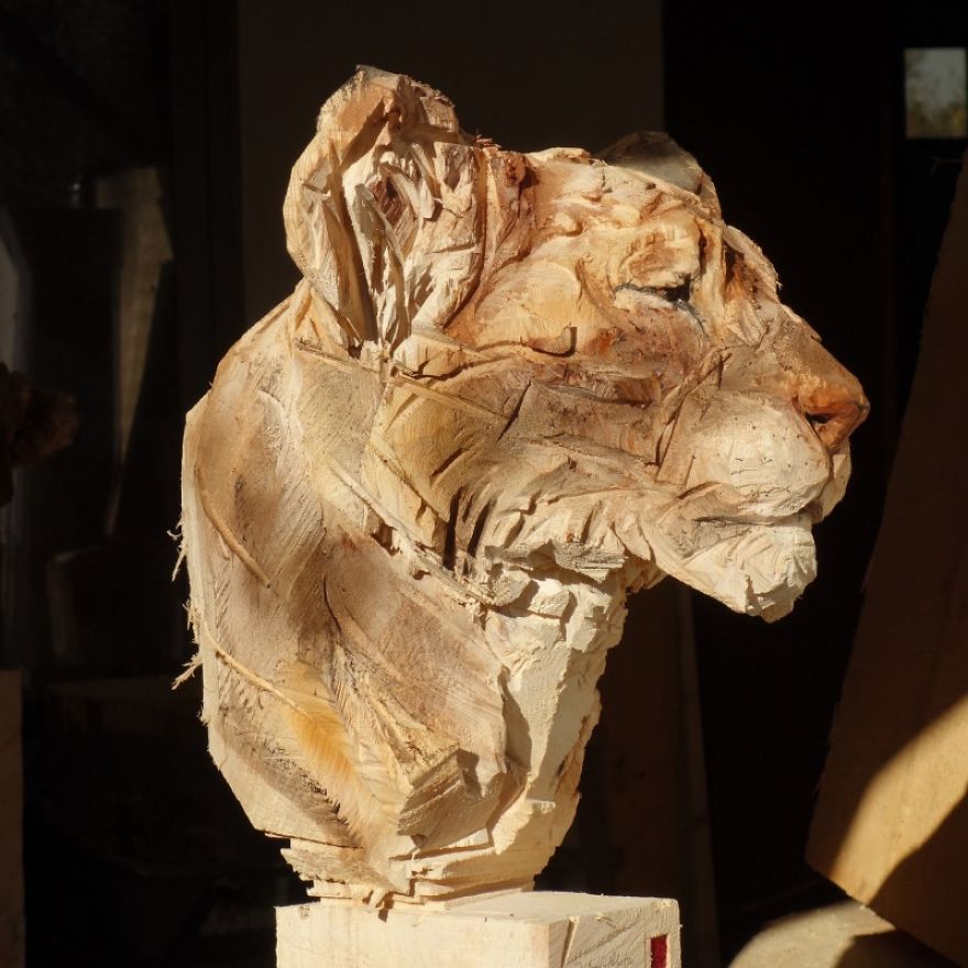 Artist Uses A Chainsaw To Transform Wood Into Stunning Sculptures