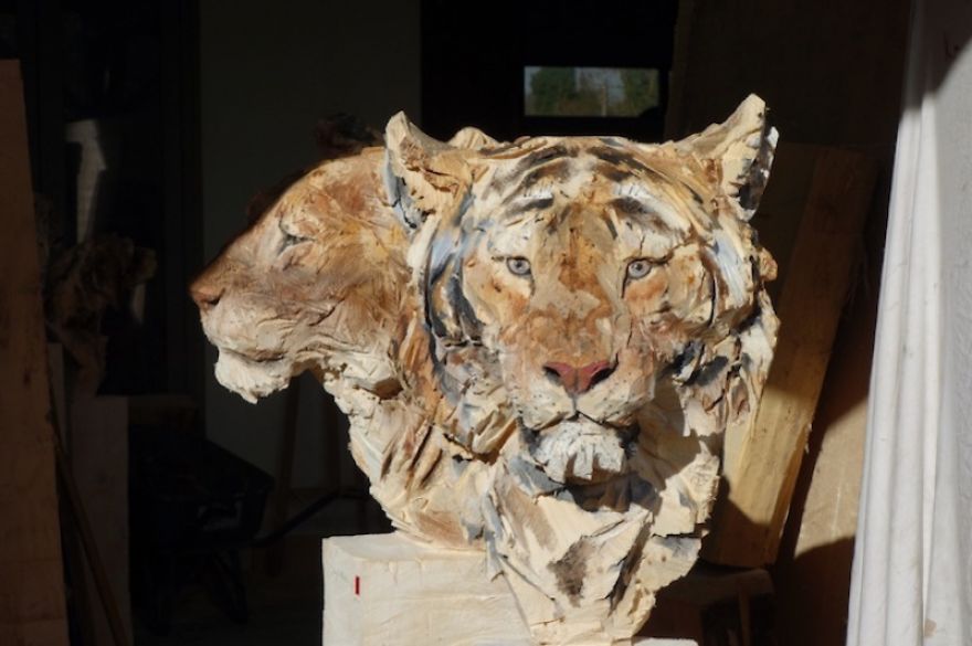 Artist Uses A Chainsaw To Transform Wood Into Stunning Sculptures Artist Uses A Chainsaw To Transform Wood Into Stunning Sculptures