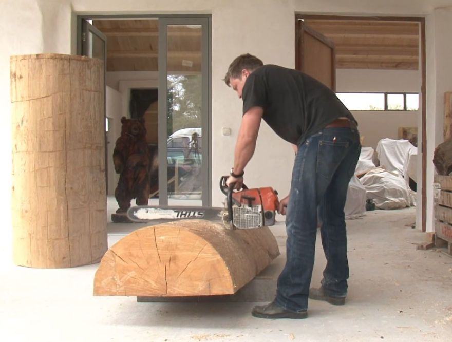 Artist Uses A Chainsaw To Transform Wood Into Stunning Sculptures Artist Uses A Chainsaw To Transform Wood Into Stunning Sculptures