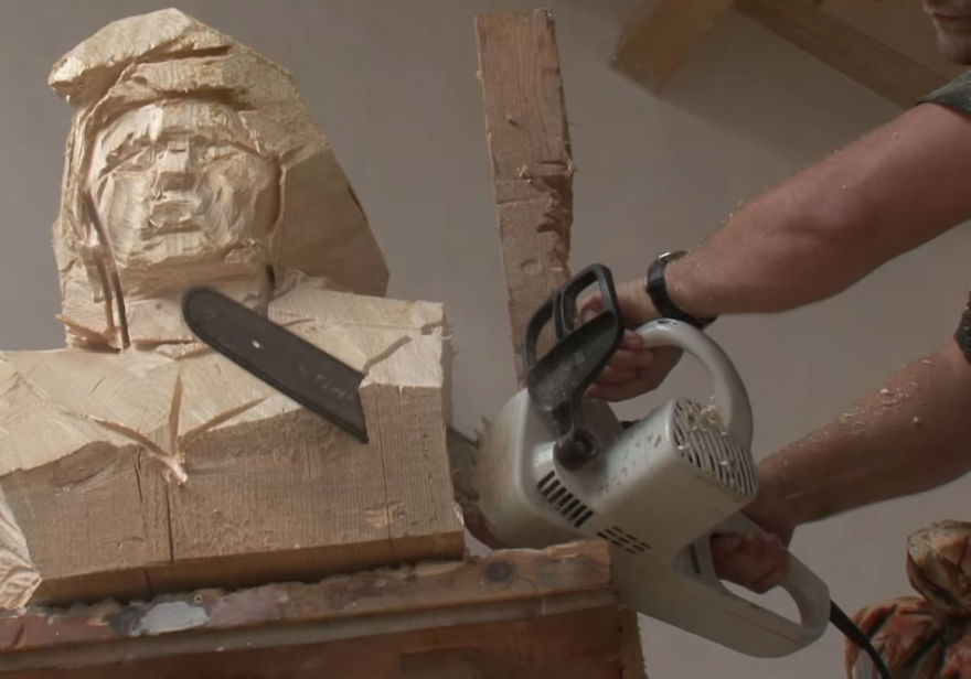 Artist Uses A Chainsaw To Transform Wood Into Stunning Sculptures Artist Uses A Chainsaw To Transform Wood Into Stunning Sculptures