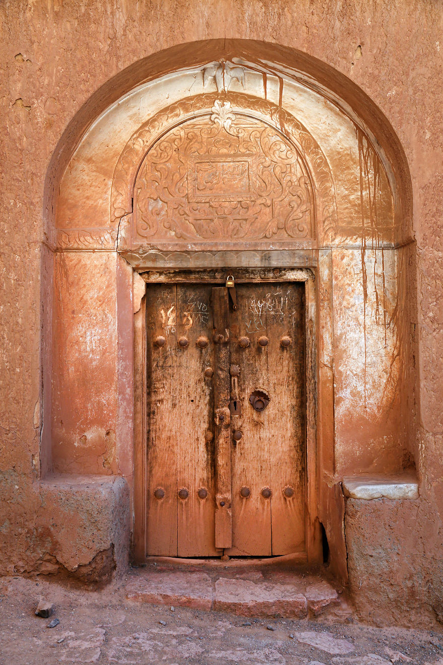 Located In The Iranian Mountains, Abyaneh Is Characterized By The Color Of Its Houses, Its Inhabitants, Its Climate And The Image Of Good Life That It Reflects