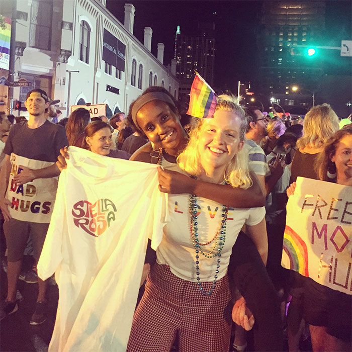 Church Offers ‘Free Mom Hugs’ To People Shunned By Their Families For Being Gay, And Their Reactions Are Heart-Melting Church Offers ‘Free Mom Hugs’ To People Shunned By Their Families For Being Gay, And Their Reactions Are Heart-Melting