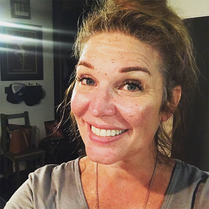 Church Offers ‘Free Mom Hugs’ To People Shunned By Their Families For Being Gay, And Their Reactions Are Heart-Melting Church Offers ‘Free Mom Hugs’ To People Shunned By Their Families For Being Gay, And Their Reactions Are Heart-Melting