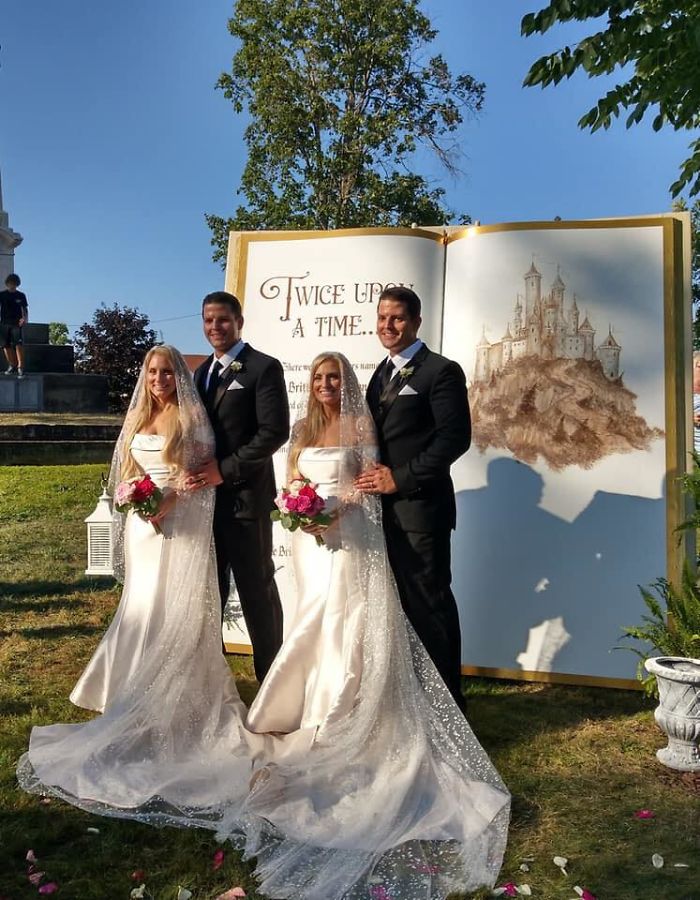 Identical Twin Sisters Marry Identical Twin Brothers, And Everyone Is Thinking The Same Thing Right Now Identical Twin Sisters Marry Identical Twin Brothers, And Everyone Is Thinking The Same Thing Right Now