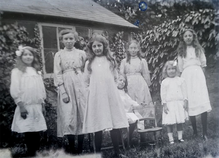 Man Finds 100-Year-Old Photo Negatives Inside Old Box He Buys For £4, Son 'Develops' Them Using Photoshop Man Finds 100-Year-Old Photo Negatives Inside Old Box He Buys For £4, Son 'Develops' Them Using Photoshop