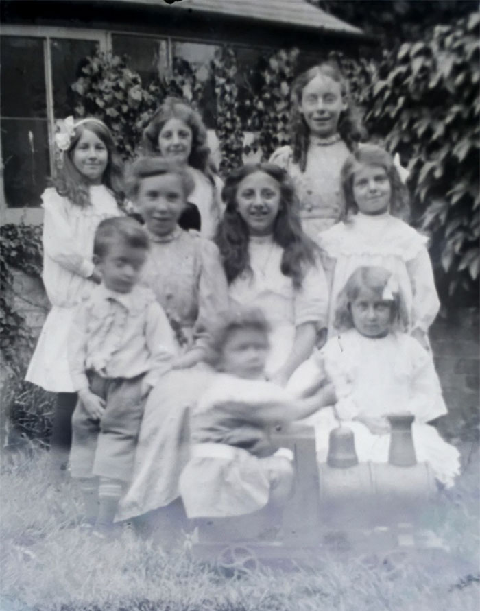 Man Finds 100-Year-Old Photo Negatives Inside Old Box He Buys For £4, Son 'Develops' Them Using Photoshop Man Finds 100-Year-Old Photo Negatives Inside Old Box He Buys For £4, Son 'Develops' Them Using Photoshop