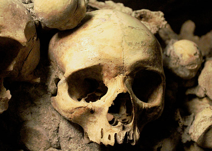 paris-catacombs-secret-rooms-illegal-raves-and-underground-societies-4 paris-catacombs-secret-rooms-illegal-raves-and-underground-societies-4