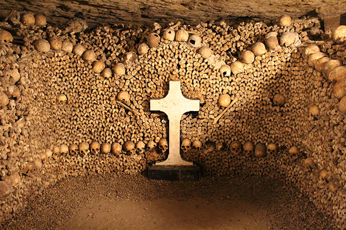 paris-catacombs-secret-rooms-illegal-raves-and-underground-societies-6 paris-catacombs-secret-rooms-illegal-raves-and-underground-societies-6