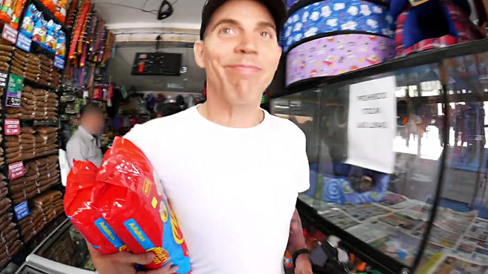 Steve-O Found A Stray Dog On The Streets Of Peru, Washed Her And They Became Best Friends