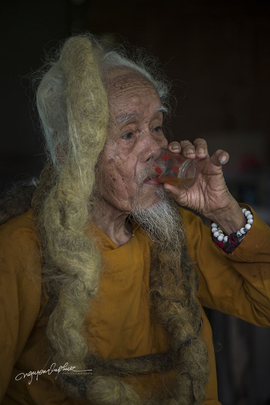 I Photographed Mr. Chien, A Man With 4-Meters-Long Hair I Photographed Mr. Chien, A Man With 4-Meters-Long Hair